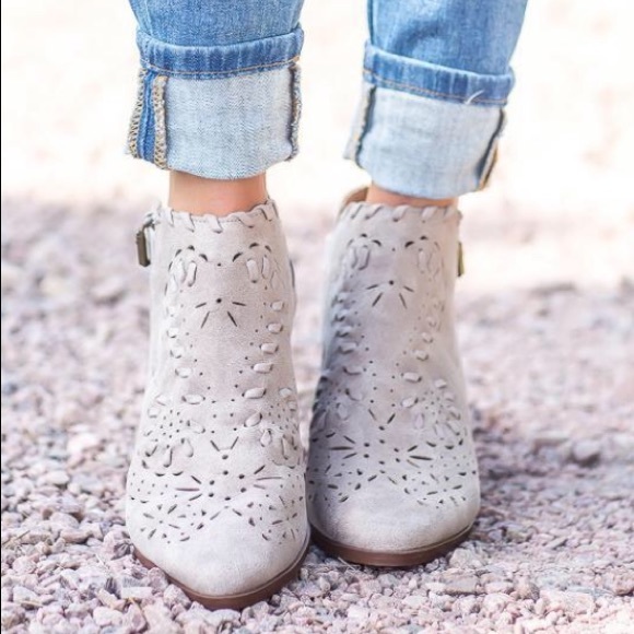 🔥CLEARANCE🔥SIZE 6 Taupe Bootie - Picture 6 of 7